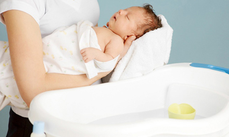 Kiêng tắm cho trẻ bị ốm có cần thiết không?
